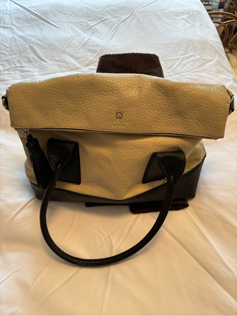 kate spade Two-Tone cream and Black Leather Shoulder Bag signature black tassel - Picture 2 of 14